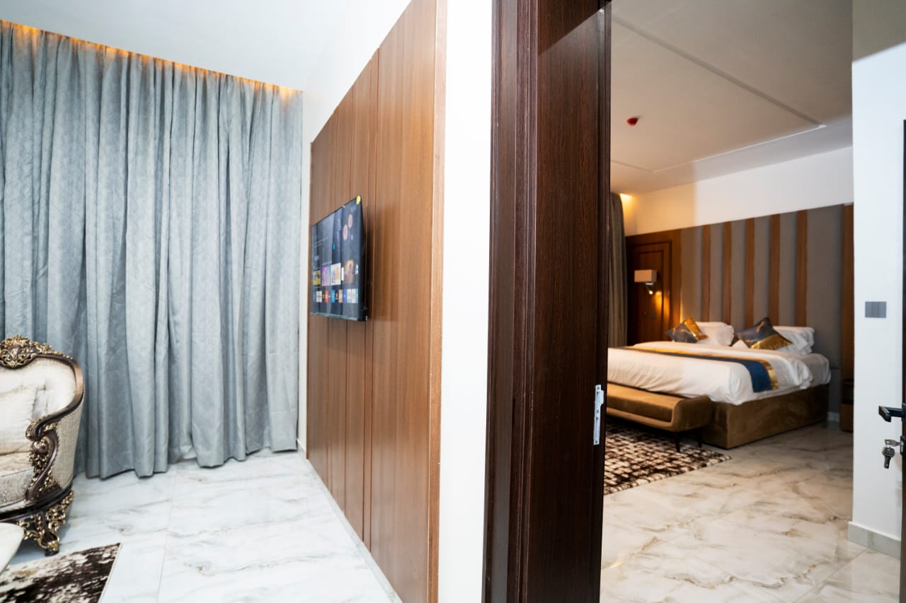 Three Bedroom Residence - Photo 2